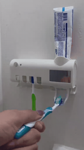 Dispenser de pasta dental en uso